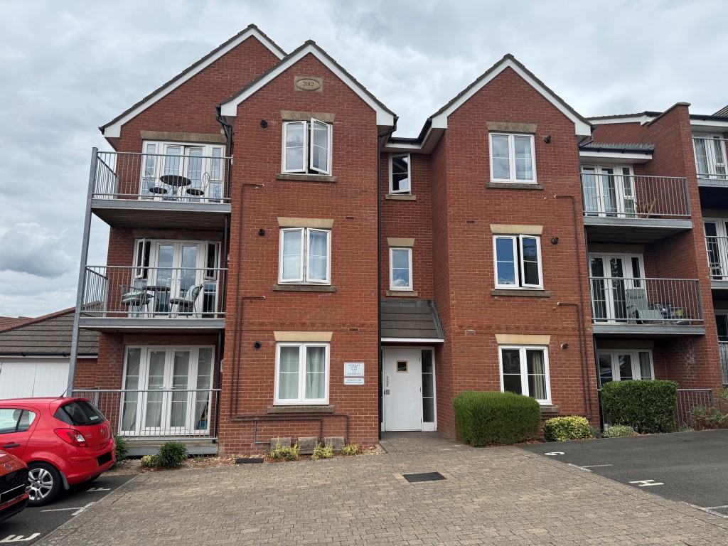 Lot: 157 - GROUND FLOOR FLAT FOR INVESTMENT WITH ALLOCATED PARKING - View of the block